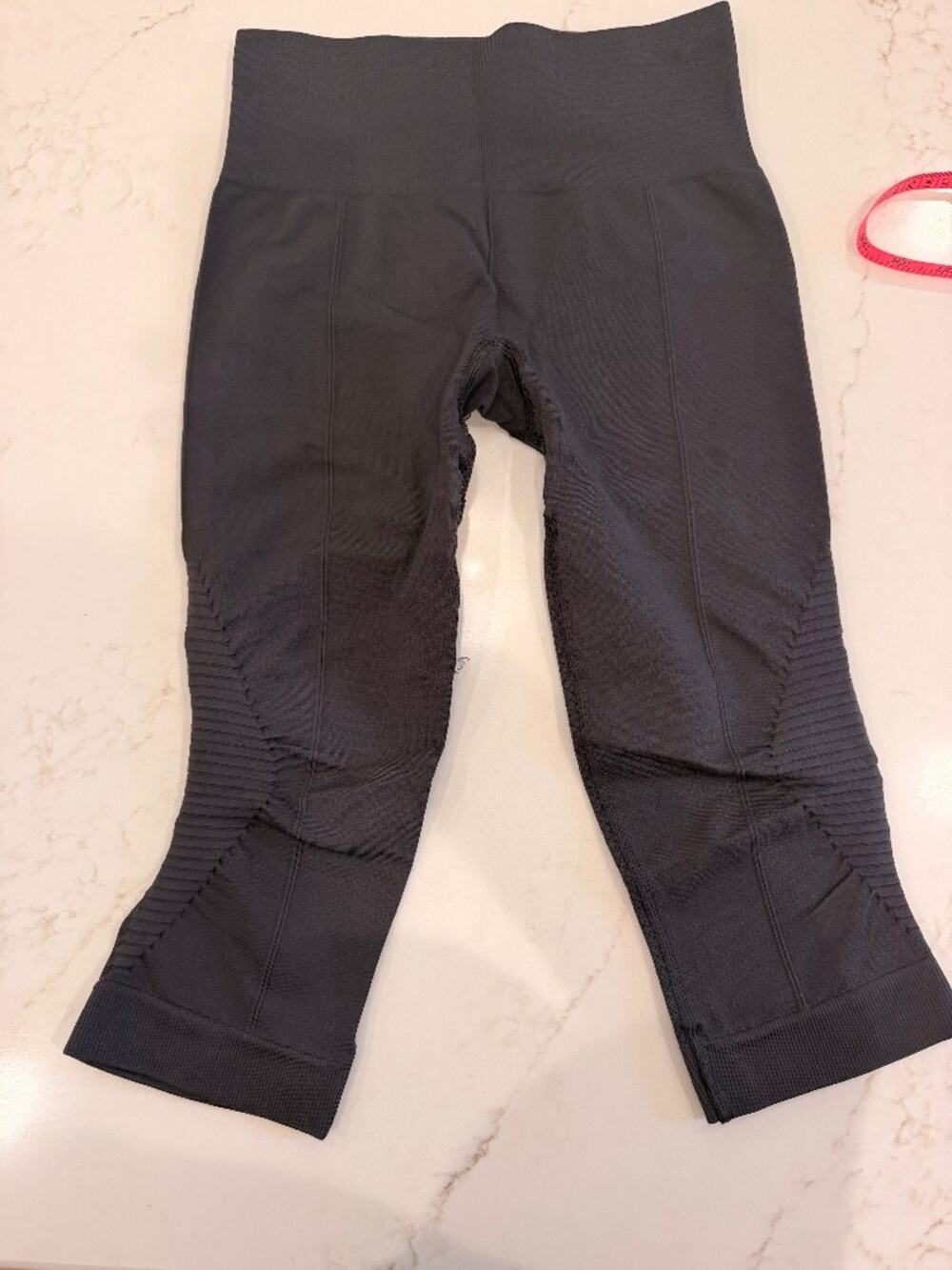 Lululemon SIZE 6 Black Seamless Cropped Leggings / Capris – Moto Detail